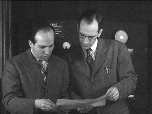 Los creadores del UNIVAC estudiando su nueva máquina  A la izquierda John Presper Eckert y a la derecha John William Mauchly