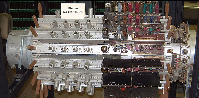 La memoria del UNIVAC  En la imagen podemos apreciar la diferencia de tamaño con las actuales memorias y la complejidad de ésta.