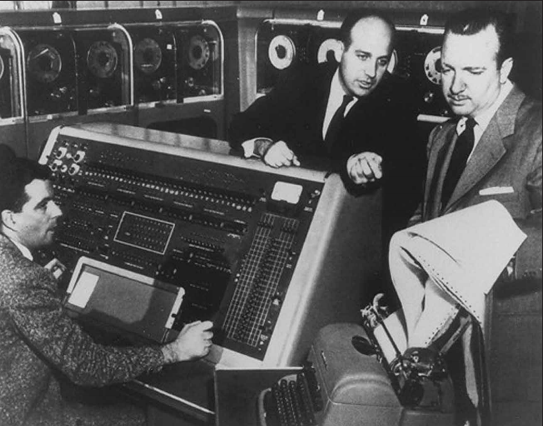 Charles Collingwood, Eckert y un operario del UNIVAC I la noche de las elecciones.  El presentador de la cadena donde se emitió el resultado de las elecciones a presidente de los Estados Unidos no podía creer la predicción del UNIVAC.